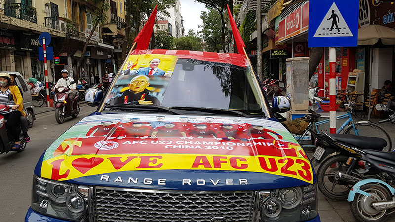 Chiếc Range Rover hạng sang cổ vũ U23 Việt Nam gây xôn xao góc phố